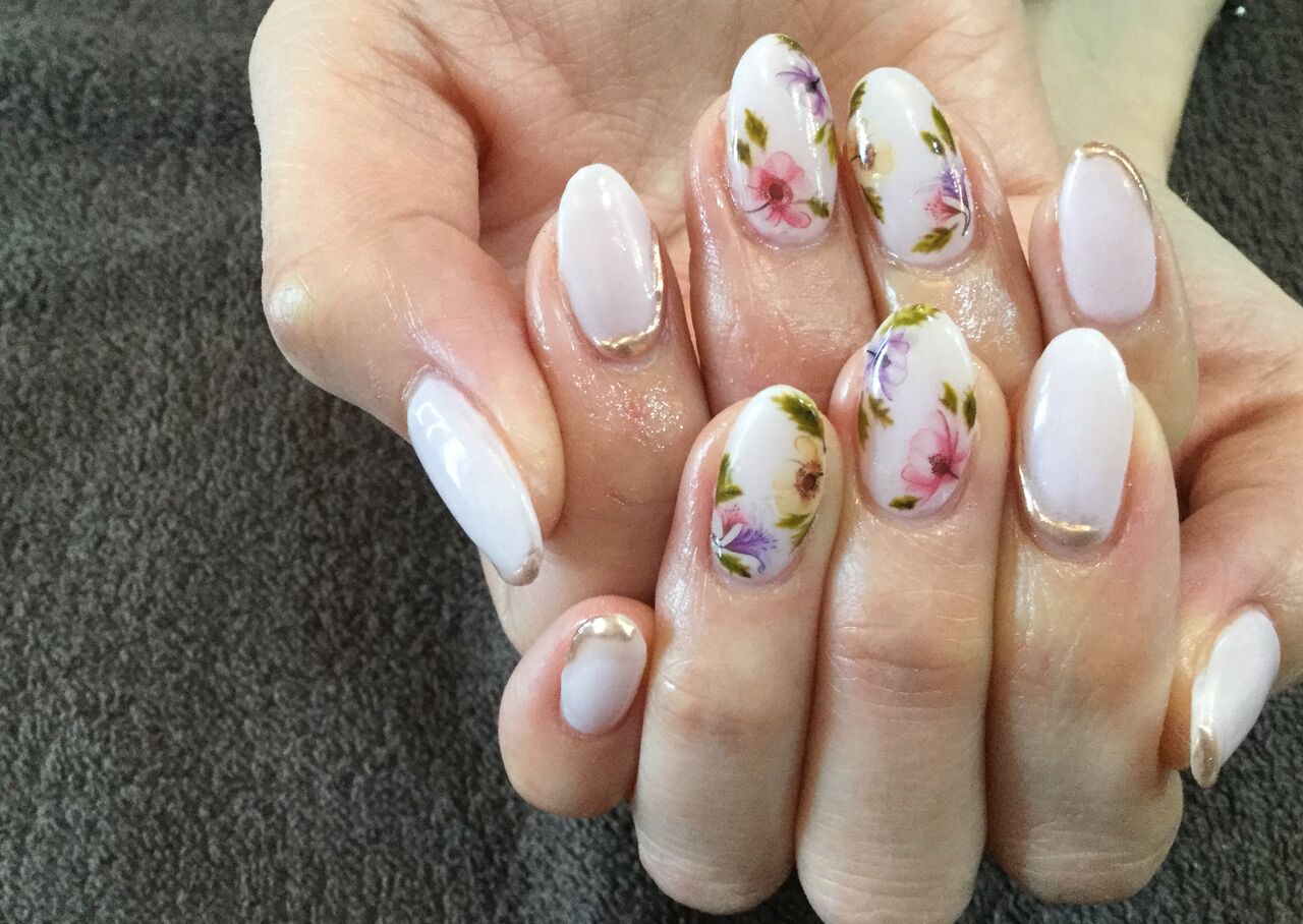 花柄 ピンクミラーが可愛い チュールホワイトの春色ワンカラーネイル Nail Salon Freestyle