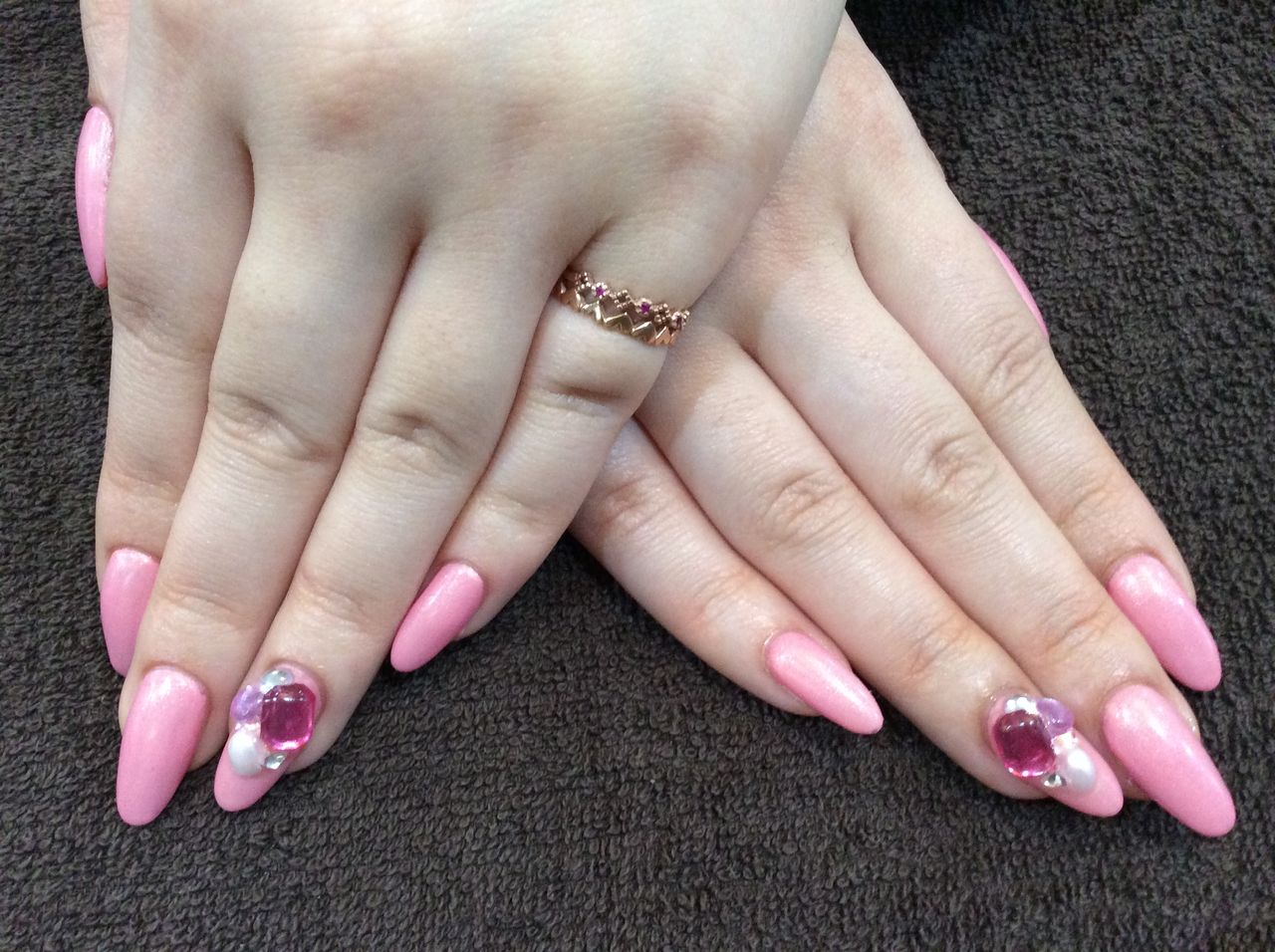 大きいポイントストーンが可愛い ピンクジェルネイル Nail Salon Freestyle 大きいポイントストーンが可愛い ピンクジェルネイル Nail Salon Freestyle