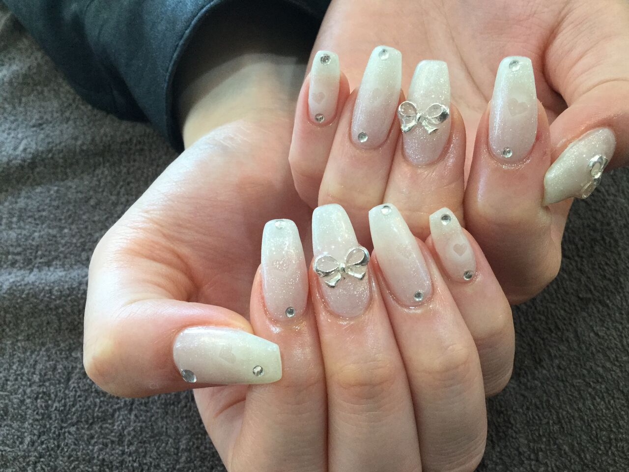 パーツ＆ストーンでキラキラ✨MIXラメホワイトのワンカラーネイル