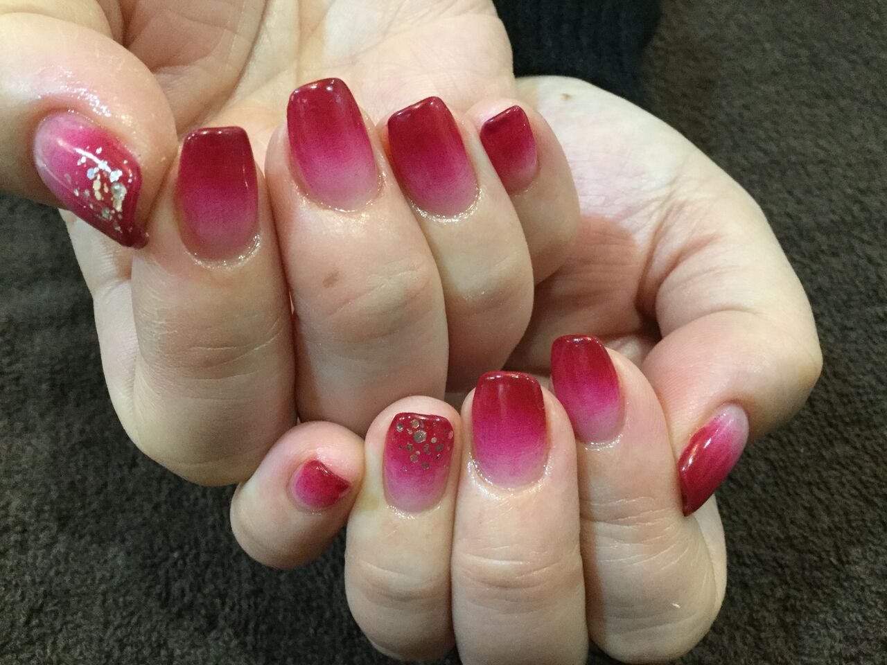 ホログラムがキラリ 赤のグラデーションネイル Nail Salon Freestyle