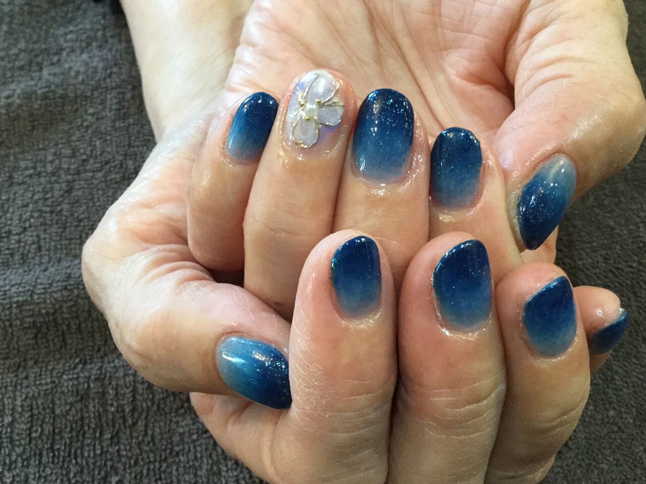 お花がポイント アンティークサファイアの爽やかグラデーションネイル Nail Salon Freestyle お花がポイント アンティークサファイアの爽やかグラデーションネイル Nail Salon Freestyle