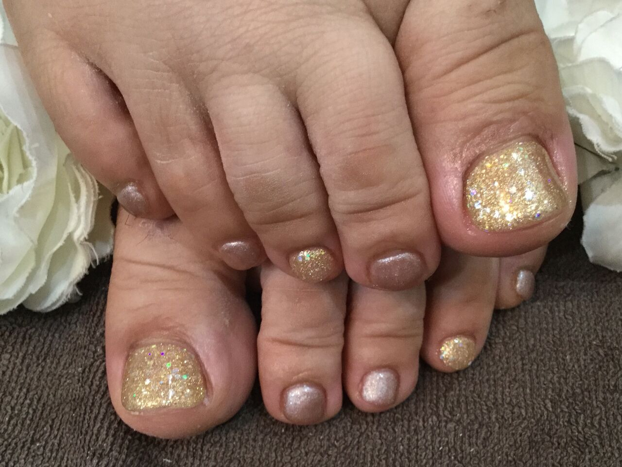 ゴールドラメ パールベージュのキラキラ大人カラーフットネイル 彡 Nail Salon Freestyle