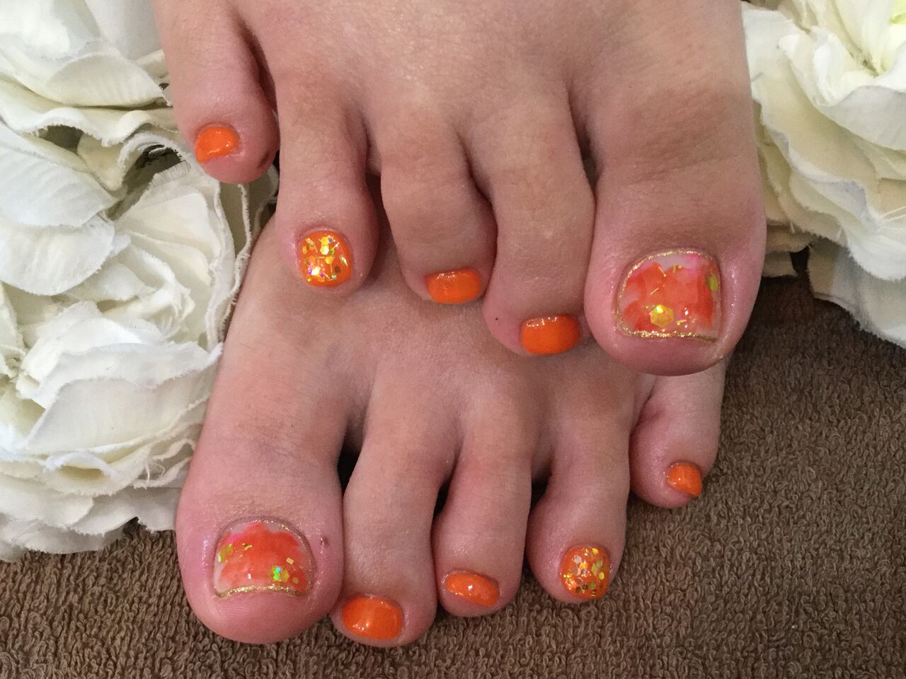 マーブルが夏らしい オレンジのフットネイル Nail Salon Freestyle