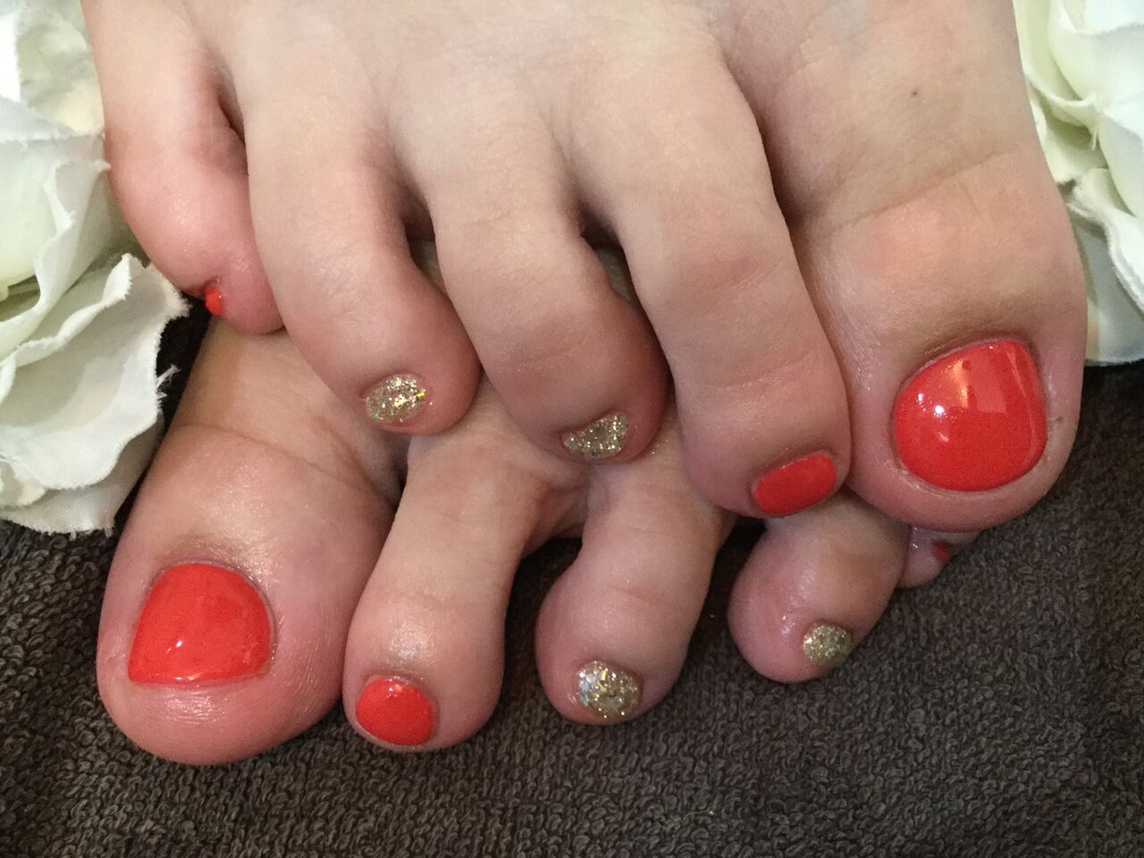 足元に映える レッドオレンジ ゴールドの夏色フットネイル Nail Salon Freestyle