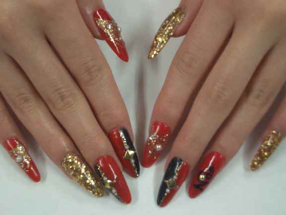 赤 黒 ゴールドでゴージャス 個性的なデザインスカルプ Nail Salon Freestyle