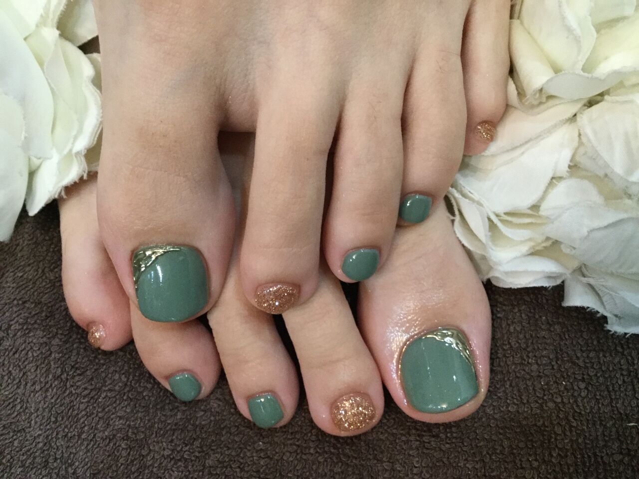 くすみグリーン ミラーアートの先取りａｕｔｕｍｎフットネイル Nail Salon Freestyle