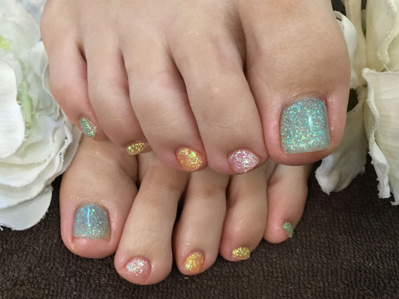 5色のキラキララメのカラフル色変えワンカラーフットネイル Nail Salon Freestyle