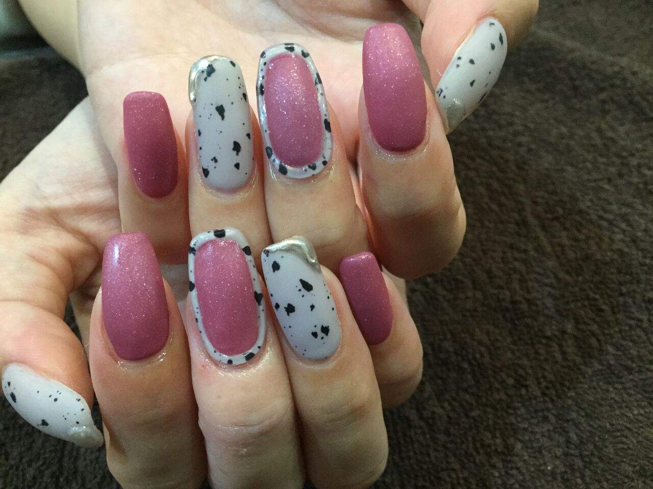 ダルメシアン柄が可愛い 秋冬人気のマットデザインネイル Nail Salon Freestyle ダルメシアン柄が可愛い 秋冬人気のマットデザインネイル Nail Salon Freestyle