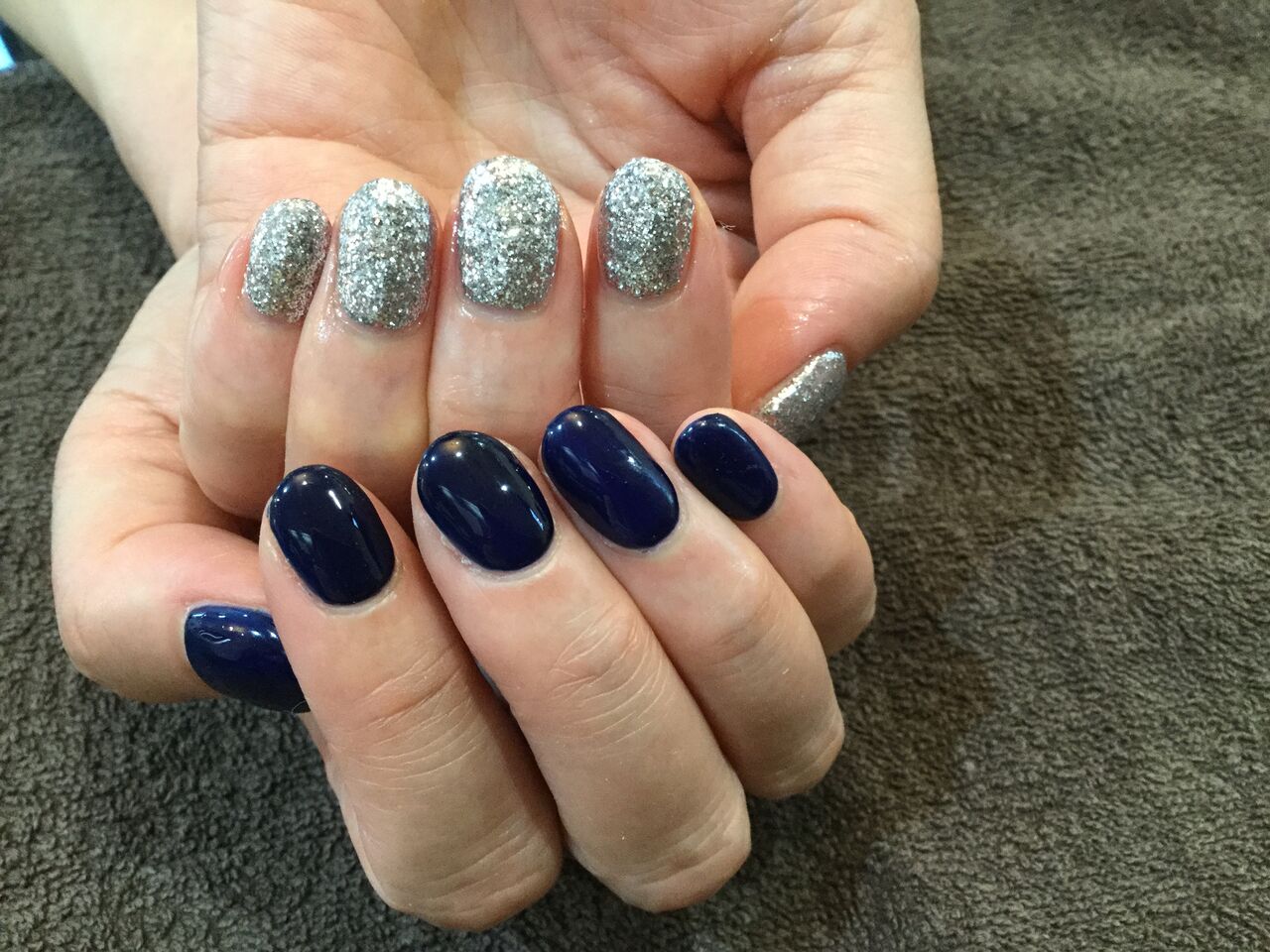 ネイビー シルバーラメのアシンメトリーネイル 彡 Nail Salon Freestyle