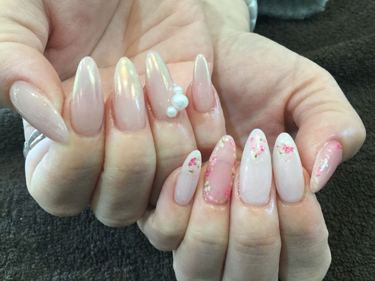 春らしい 押し花ネイル ピンクオーロラグラデのアシンメトリーネイル Nail Salon Freestyle