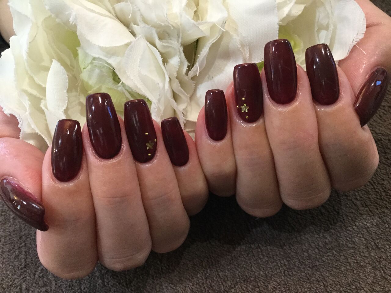 ポイント星のホロが可愛い ボルドーのワンカラーネイル Nail Salon Freestyle