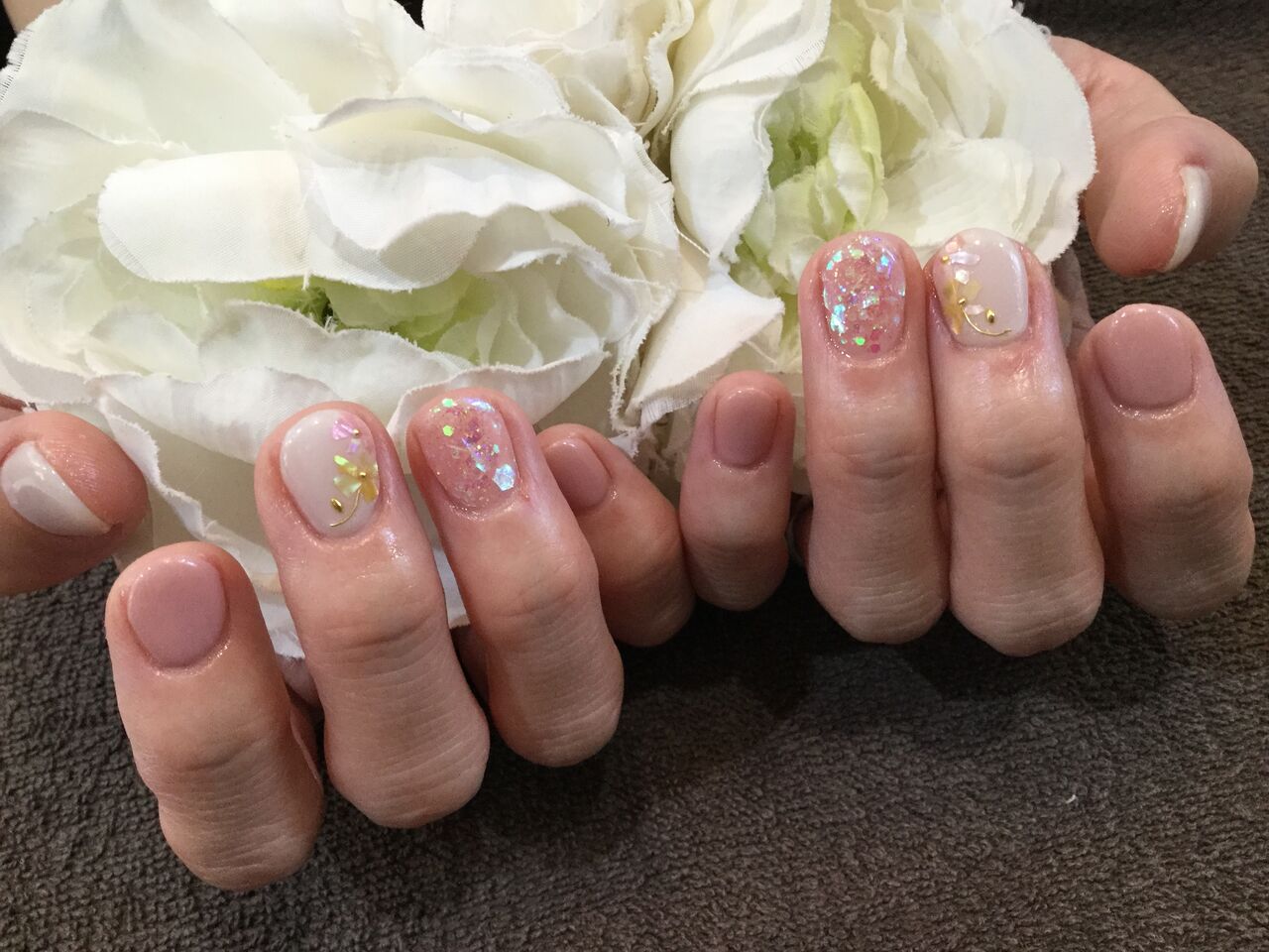シェルのお花風アートが可愛い 色変えシンプルネイル Nail Salon Freestyle シェルのお花風アートが可愛い 色変えシンプルネイル Nail Salon Freestyle