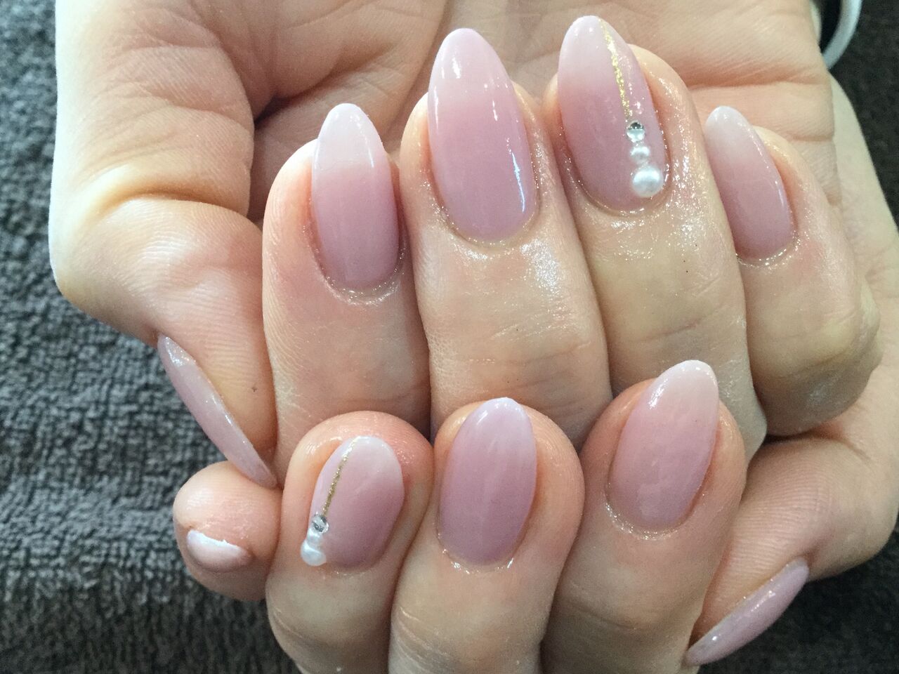 パールがお上品 スモーキーピンクのシンプルワンカラーネイル Nail Salon Freestyle