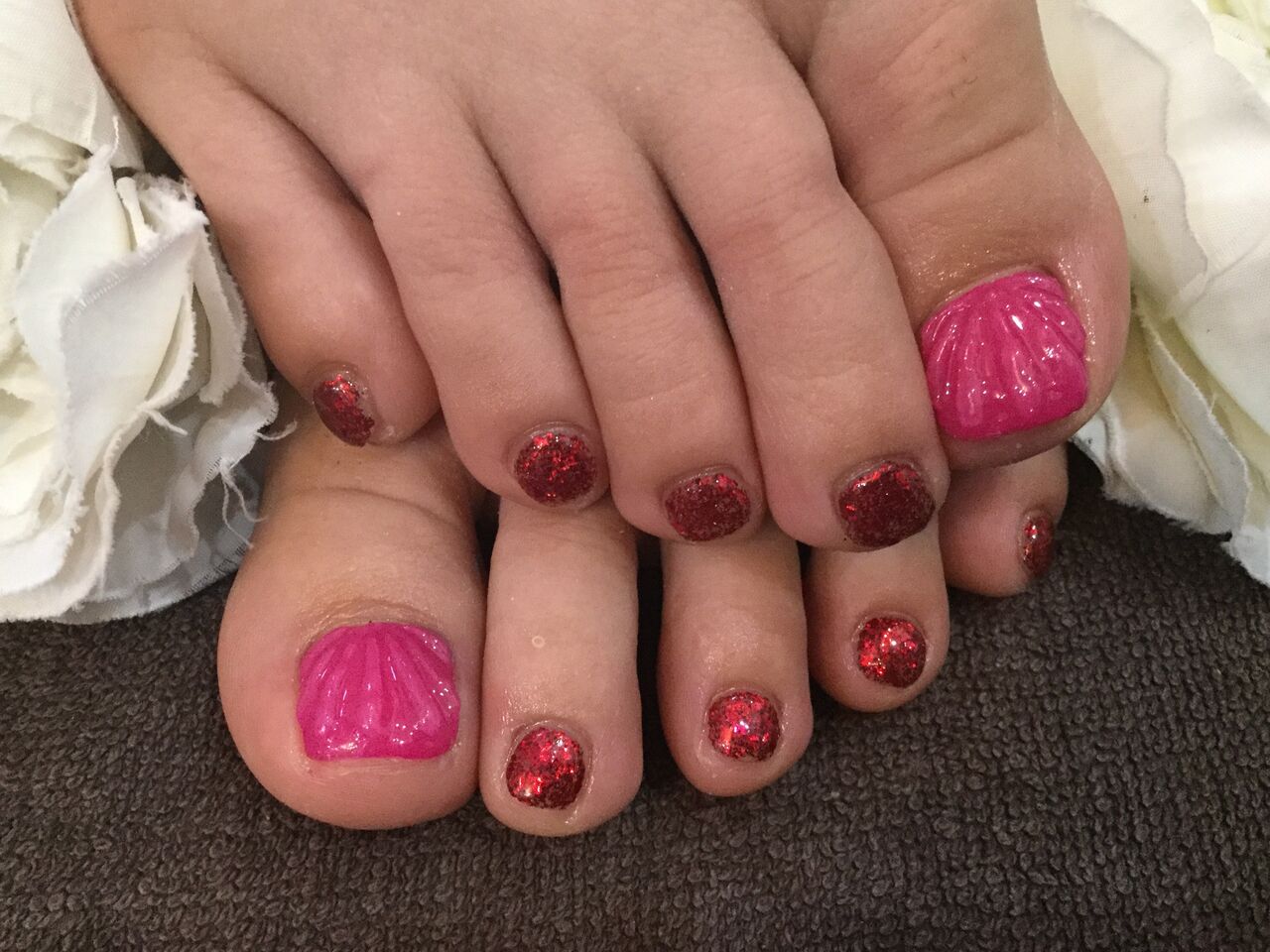 赤いラメが魅力的 ピンクの人魚の鱗フットネイル Nail Salon Freestyle