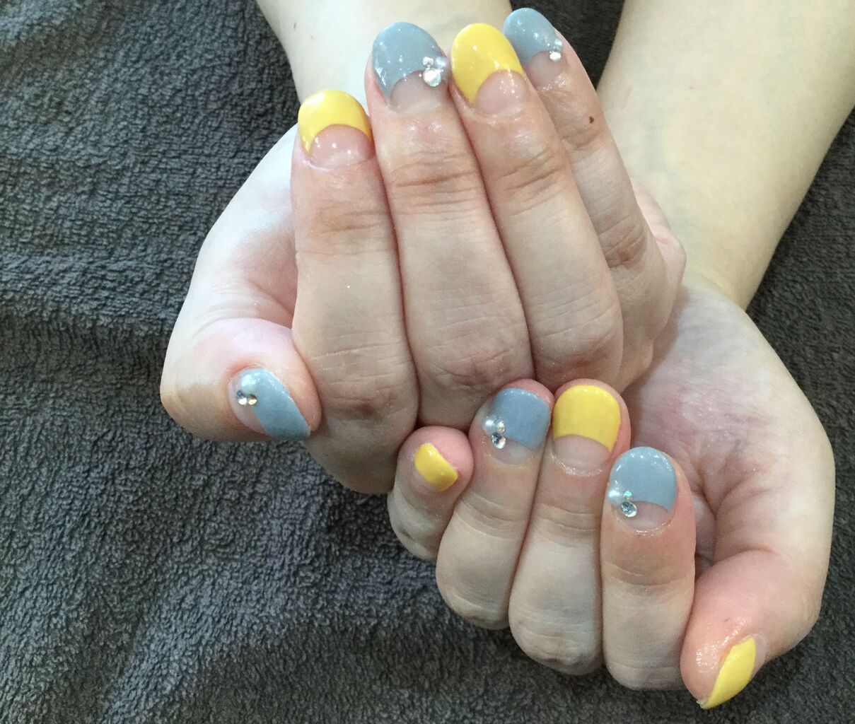 ストーン がポイント グレー イエローの色変え逆フレンチネイル Nail Salon Freestyle ストーン がポイント グレー イエローの色変え逆フレンチネイル Nail Salon Freestyle