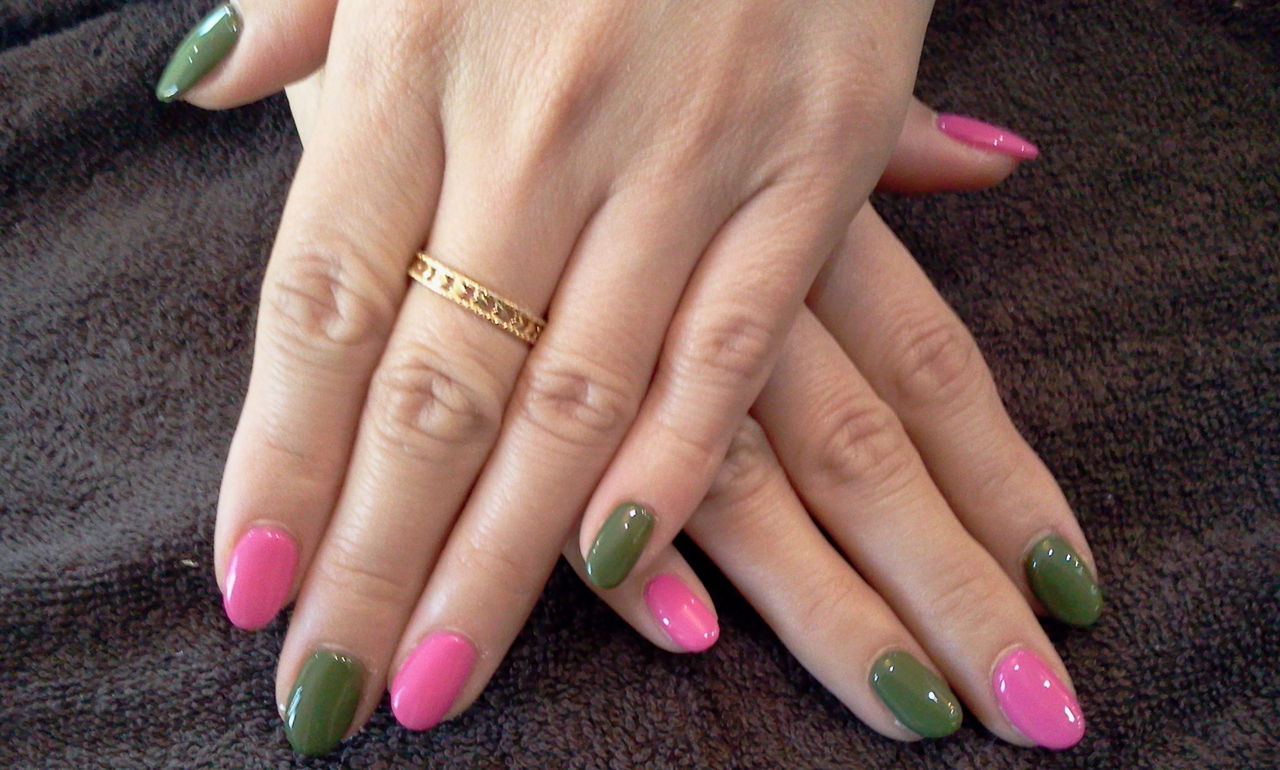 ショッキングピンク カーキで個性派 色変えジェルネイル Nail Salon Freestyle