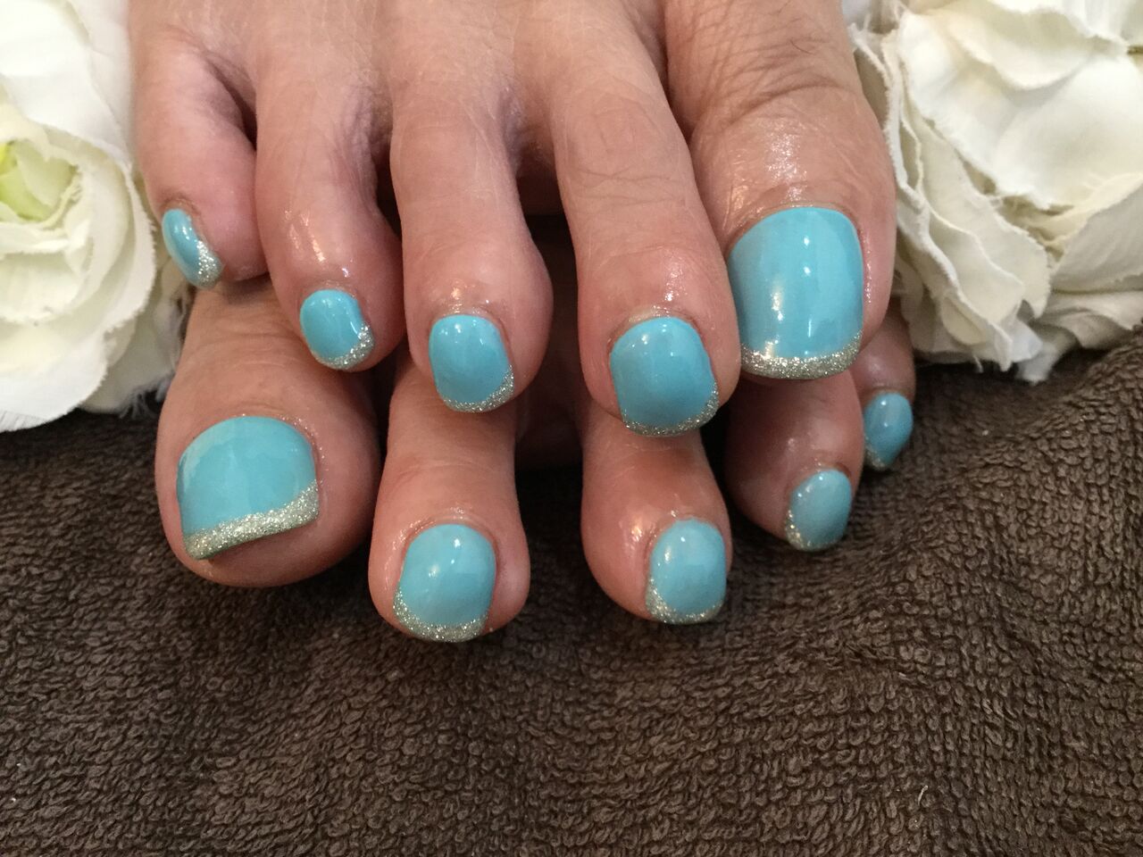 ラメがキラリ 彡爽やかブルーグリーンフットネイル Nail Salon Freestyle