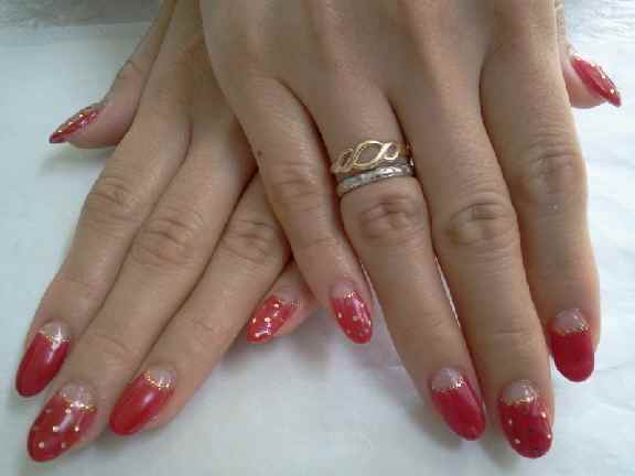 赤 ゴールドで色鮮やかな逆フレンチジェルネイル Nail Salon Freestyle 赤 ゴールドで色鮮やかな逆フレンチジェルネイル Nail Salon Freestyle