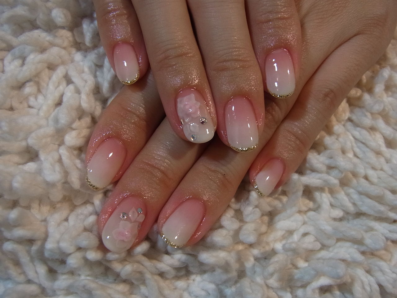 ジェルネイルキャンペーン 白グラデーション お花ネイル ネイルサロン モア 三軒茶屋駅から徒歩1分 ジェルネイルキャンペーン 白グラデーション お花ネイル ネイルサロン モア 三軒茶屋駅から徒歩1分