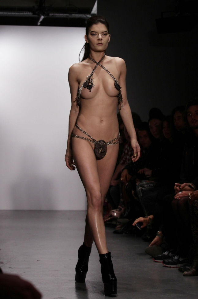 全部丸見えなヌードファッションショーのモデルたち 風俗まにあ