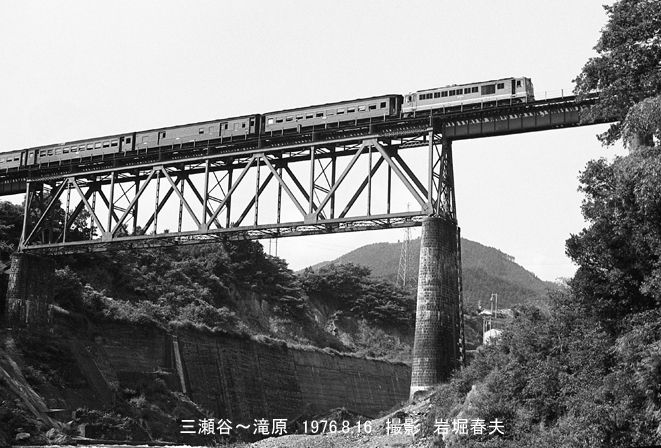鉄道橋のモノクロ写真　電車　鉄道 鉄道橋のモノクロ写真 電車 鉄道 鉄道写真集 信州追憶の列車 ―昭和
