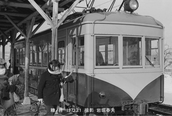 鉄道2 白黒鉄道写真 混雑した駅の電車 鉄道2 白黒鉄道写真 混雑した駅