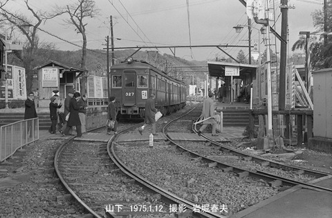 7422623 能勢電327、山下駅