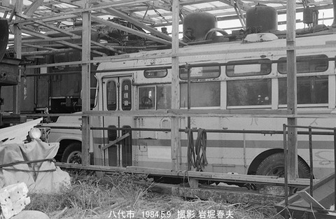 8405032　ボンネットバス保存