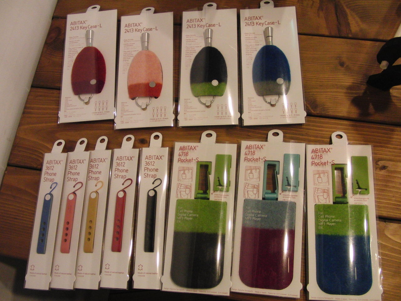 ABITAX［アビタックス］ Key Case ¥4,840（税込） ・ ・ ポップでカラフルなキーケース。  ロープを引くと5〜8本の鍵が中にスポッと収まります🔑 ポケットやカバンの中を傷つけることなく、ジャラジャラ音もしない気の利くケースです👍🏻  100%ウールを縮絨加工してあるので ... [ABITAX] アビタックス 2413 KeyCase Lサイズ