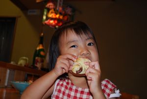 手造りパンをほおばる女子保育園生