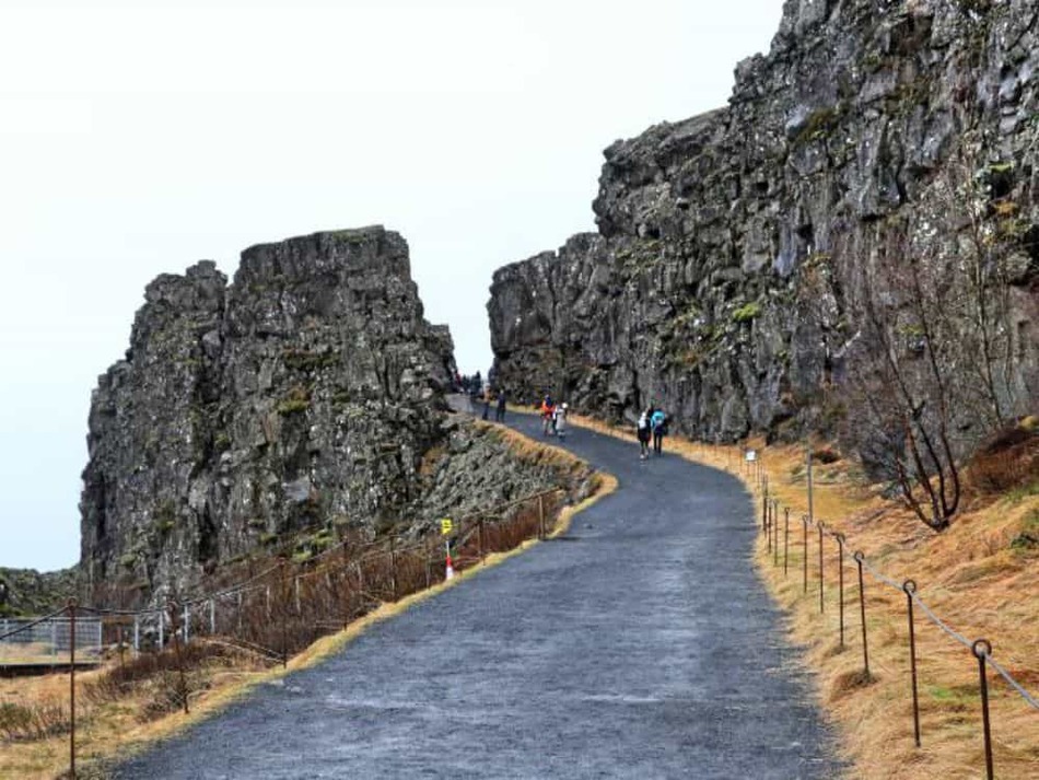 地球の割れ目　ギャウ