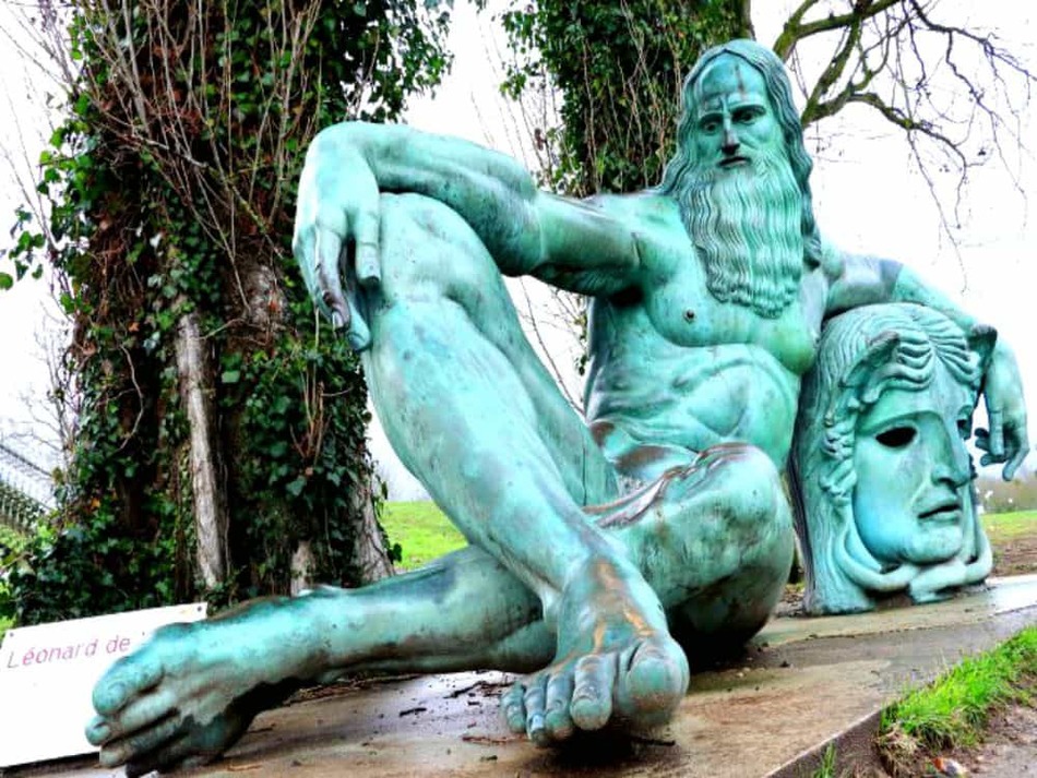 レオナルド・ダ・ヴィンチ像