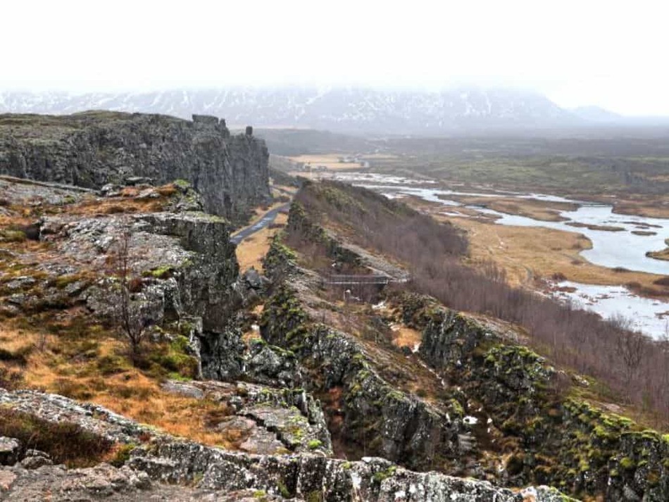 地球の割れ目　ギャウ