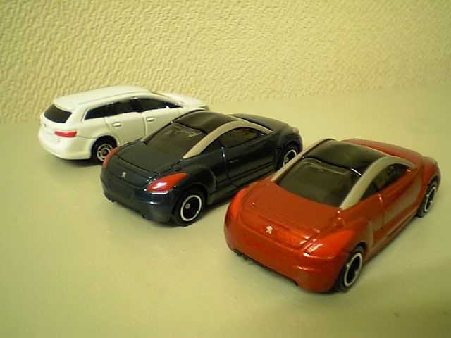 12年10月のトミカ新車 プジョーRCZ、コマツ油圧ショベル