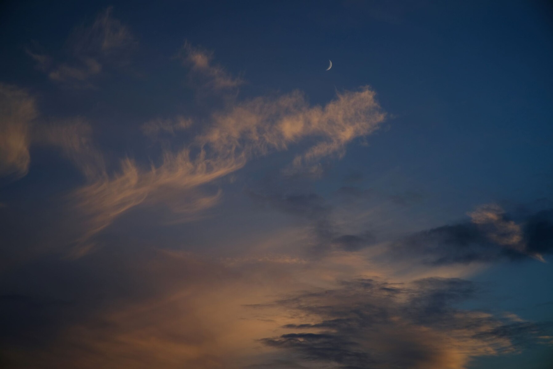 立ち気味の夕方の月の弦 21 09 12 中川光学研究室ブログ
