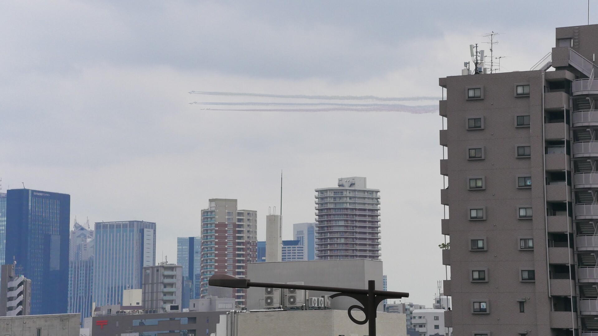 新宿上空を飛ぶブルーインパルス 21 08 24 中川光学研究室ブログ 新宿上空を飛ぶブルーインパルス 21 08 24 中川光学研究室ブログ