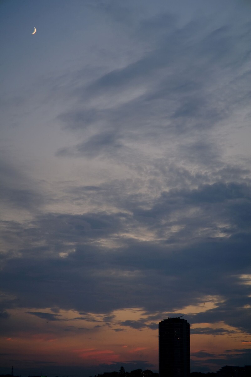 立ち気味の夕方の月の弦 21 09 12 中川光学研究室ブログ