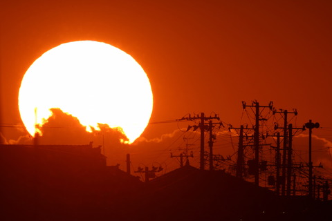 投稿：夕日と電線 2023/11/06 : 中川光学研究室ブログ