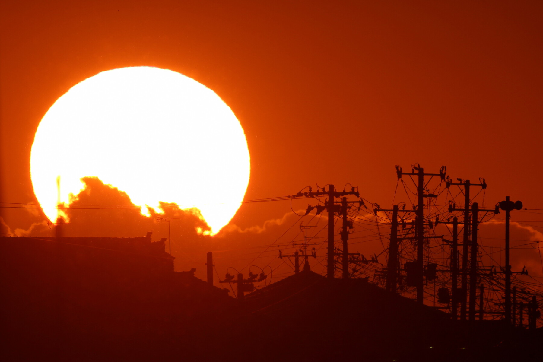 投稿：夕日と電線 2023/11/06 : 中川光学研究室ブログ