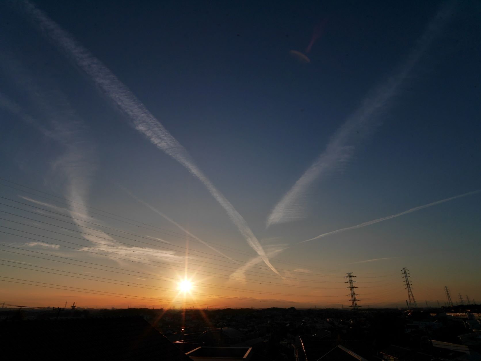 飛行機雲だらけの夕空 2022/12/27 : 中川光学研究室ブログ