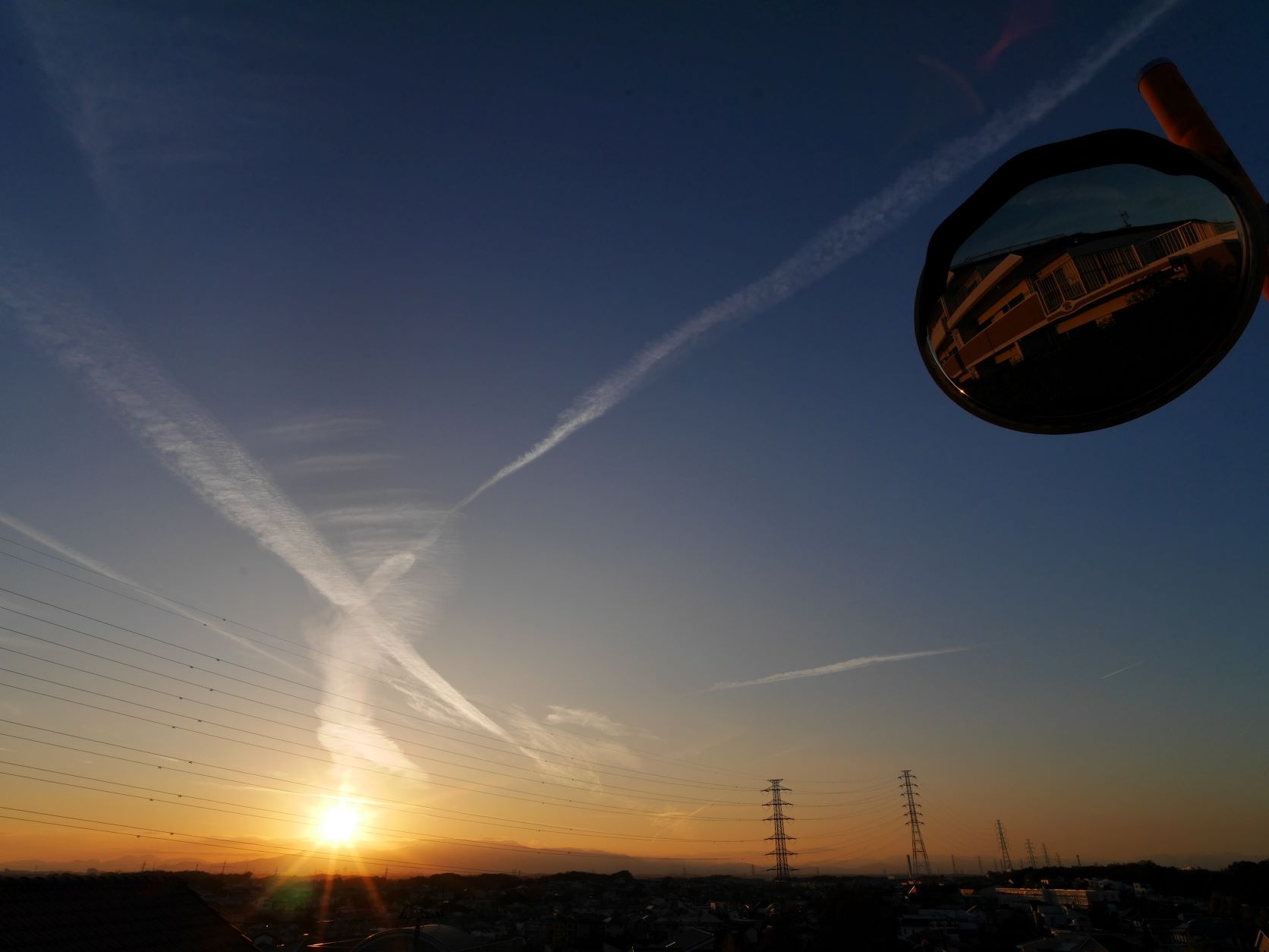 飛行機雲だらけの夕空 2022/12/27 : 中川光学研究室ブログ