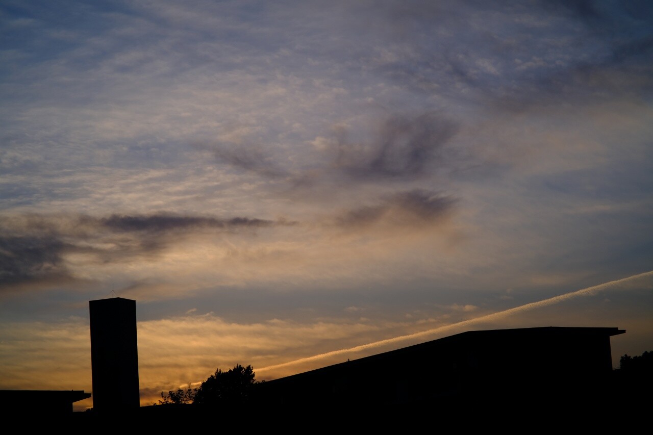 5 14の夕焼けと飛行機雲 05 15 中川光学研究室ブログ 5 14の夕焼けと飛行機雲 05 15 中川光学研究室ブログ