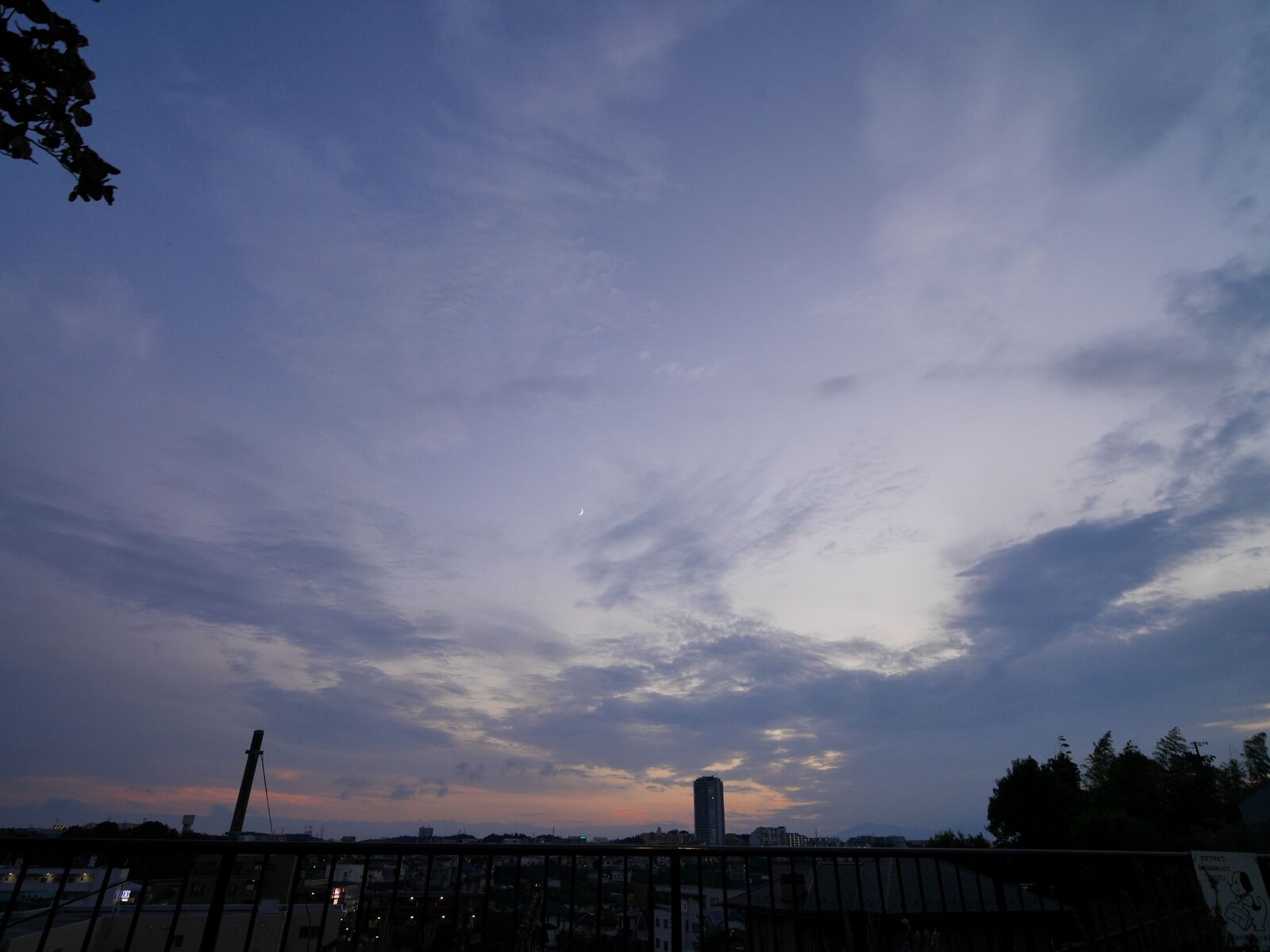 立ち気味の夕方の月の弦 21 09 12 中川光学研究室ブログ