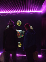 「端っこで横になってる金魚、死んでるよなあ」と生死が気になる様子のアマノッチとエディ、89階。