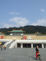 ぐわー店長アマノッチお気に入り「翡翠の原石で作られた白菜」と「天然石で作られた角煮」の展示物がたいそう人気の故宮美術館。ゴーヤの絵が描かれた茶器セットは70億とか説明を受けました・・・ウソーン