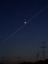 三日月と星と飛行機雲