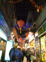 京極河原町に屋台を沢山出したような感じの夜市。なんでもあります。見つからないのはトイレだけ。