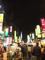 いろんな屋台で賑わってます、華西街夜市