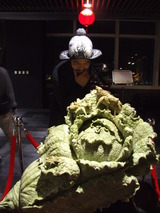 故宮美術館にあったレプリカの翡翠の白菜置物に夢中のアマノッチ、89階。