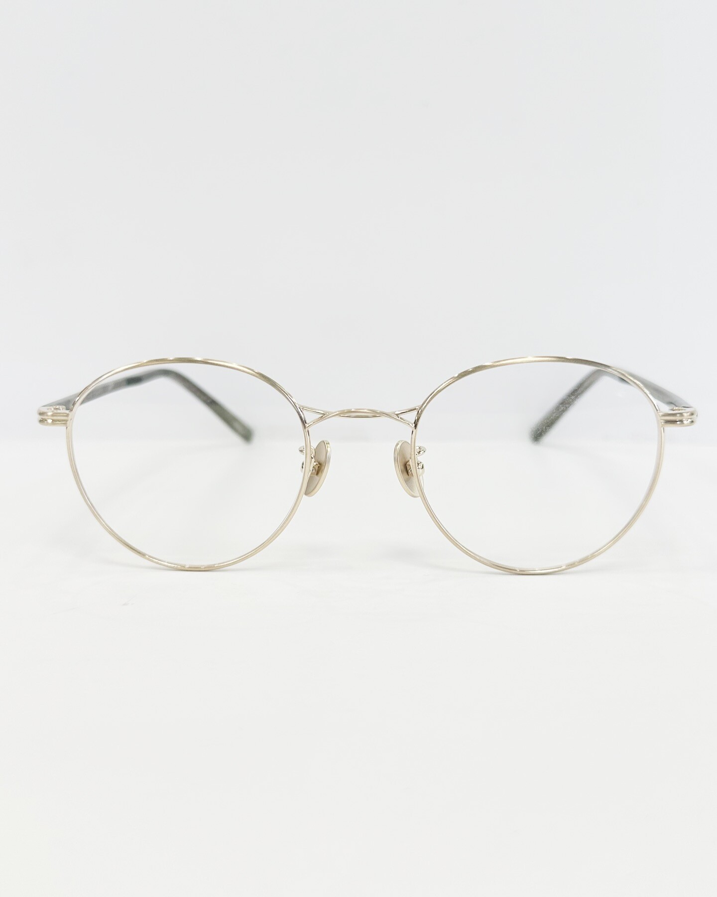 Mr.Gentleman Eyewear、重なり合う二つの曲線がブリッジとなってリムを 